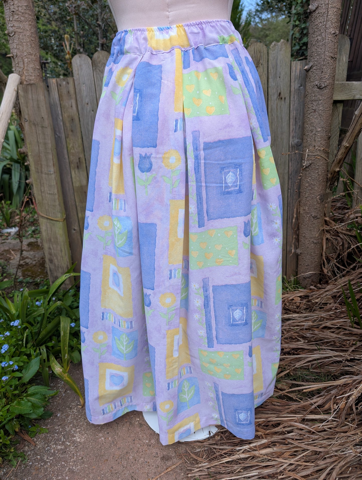 Skirt size 14- purple vintage-floral-patterned skirt-tulips fabric-pretty skirt-full skirt with pockets-long skirt- flared, stretch waist