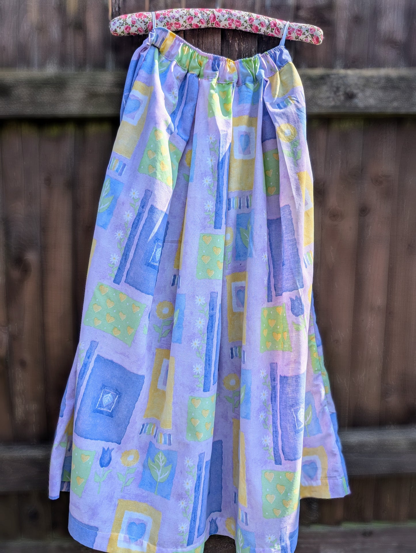 Skirt size 14- purple vintage-floral-patterned skirt-tulips fabric-pretty skirt-full skirt with pockets-long skirt- flared, stretch waist