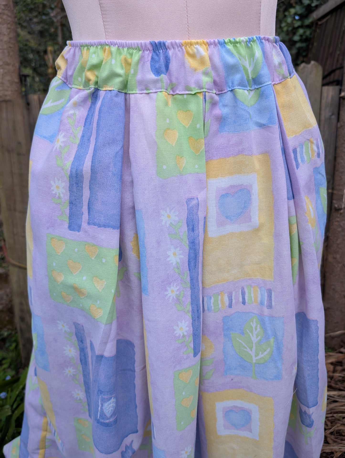 Skirt size 14- purple vintage-floral-patterned skirt-tulips fabric-pretty skirt-full skirt with pockets-long skirt- flared, stretch waist
