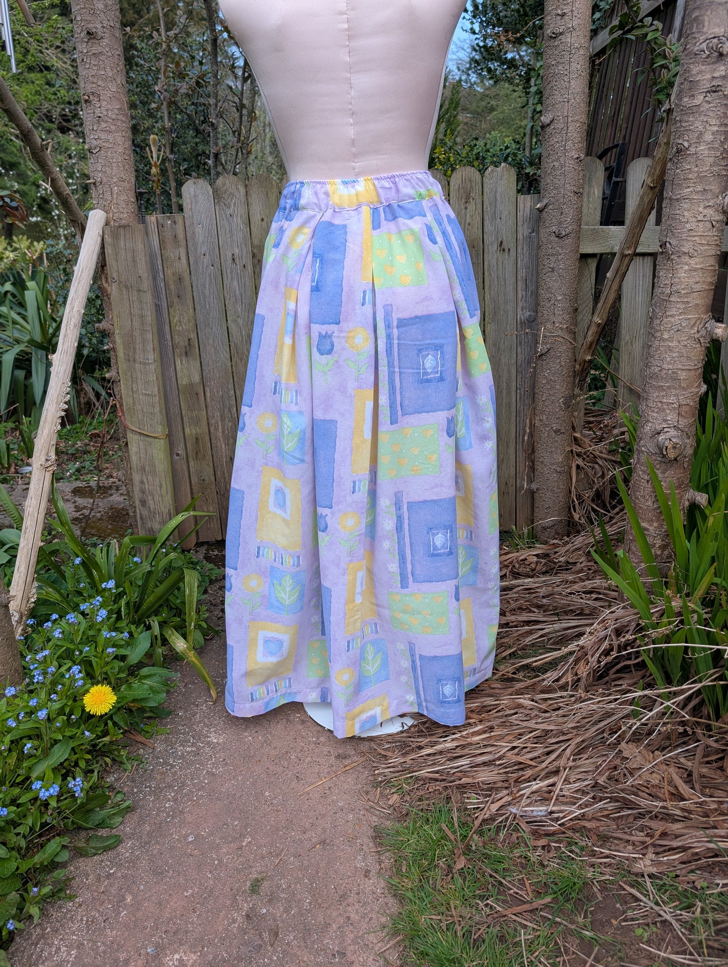 Skirt size 14- purple vintage-floral-patterned skirt-tulips fabric-pretty skirt-full skirt with pockets-long skirt- flared, stretch waist
