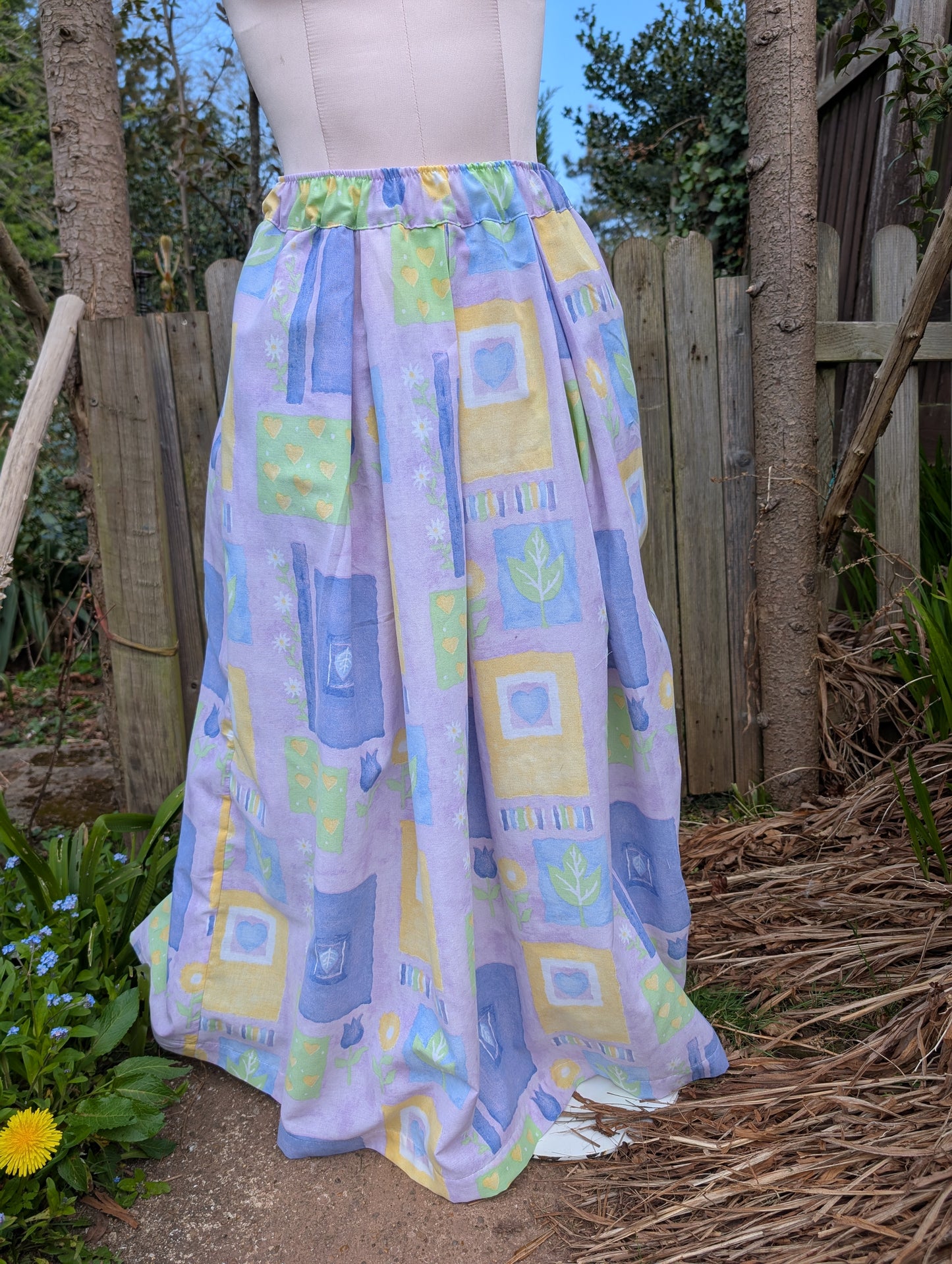 Skirt size 14- purple vintage-floral-patterned skirt-tulips fabric-pretty skirt-full skirt with pockets-long skirt- flared, stretch waist