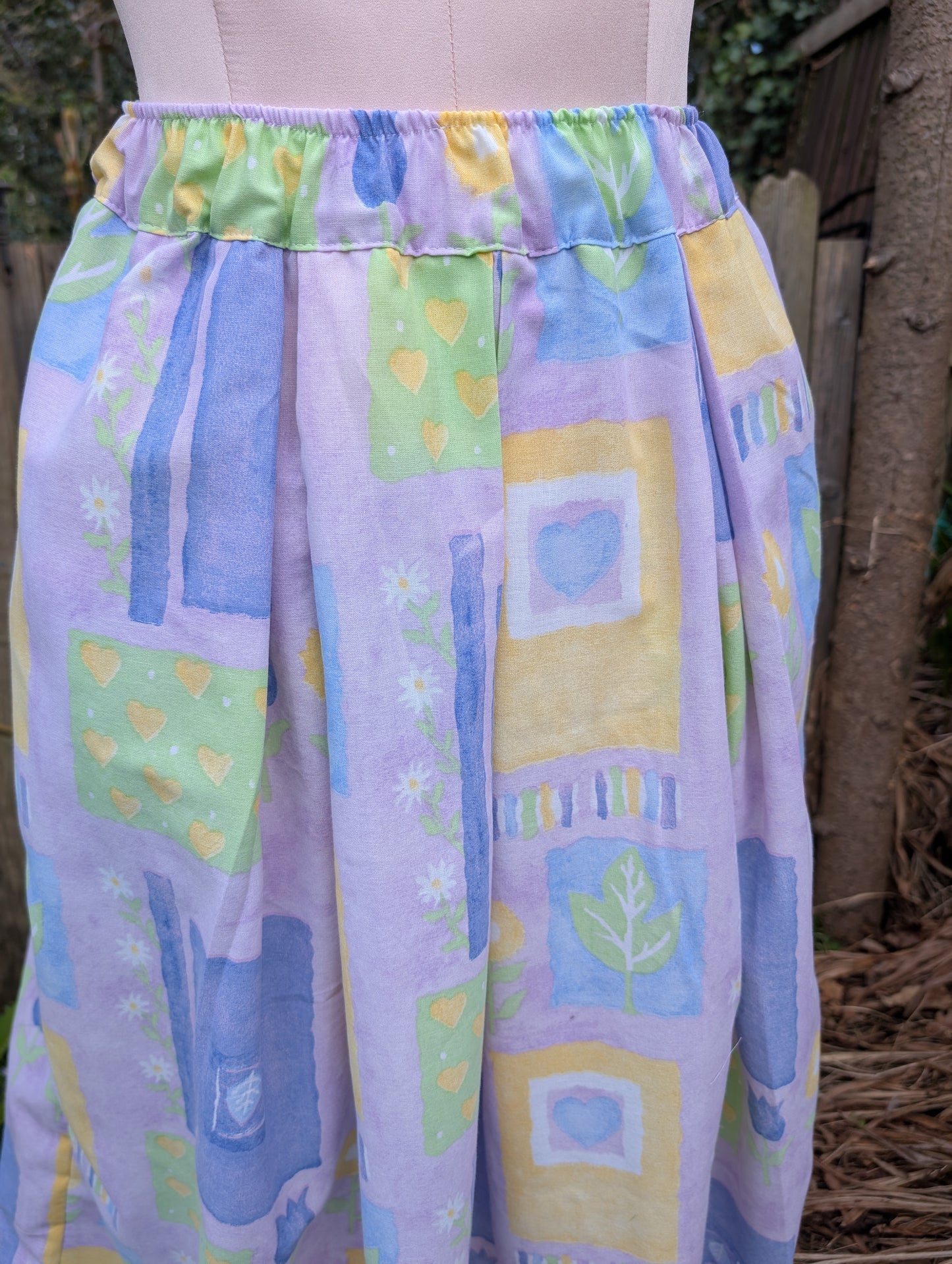 Skirt size 14- purple vintage-floral-patterned skirt-tulips fabric-pretty skirt-full skirt with pockets-long skirt- flared, stretch waist