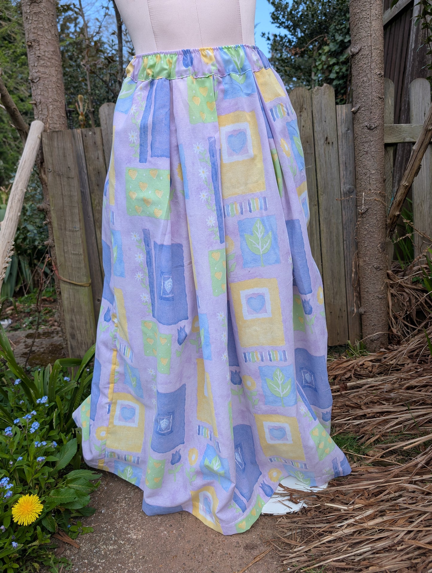Skirt size 14- purple vintage-floral-patterned skirt-tulips fabric-pretty skirt-full skirt with pockets-long skirt- flared, stretch waist